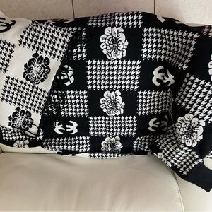 Chanel like Black and White arm shawlBag